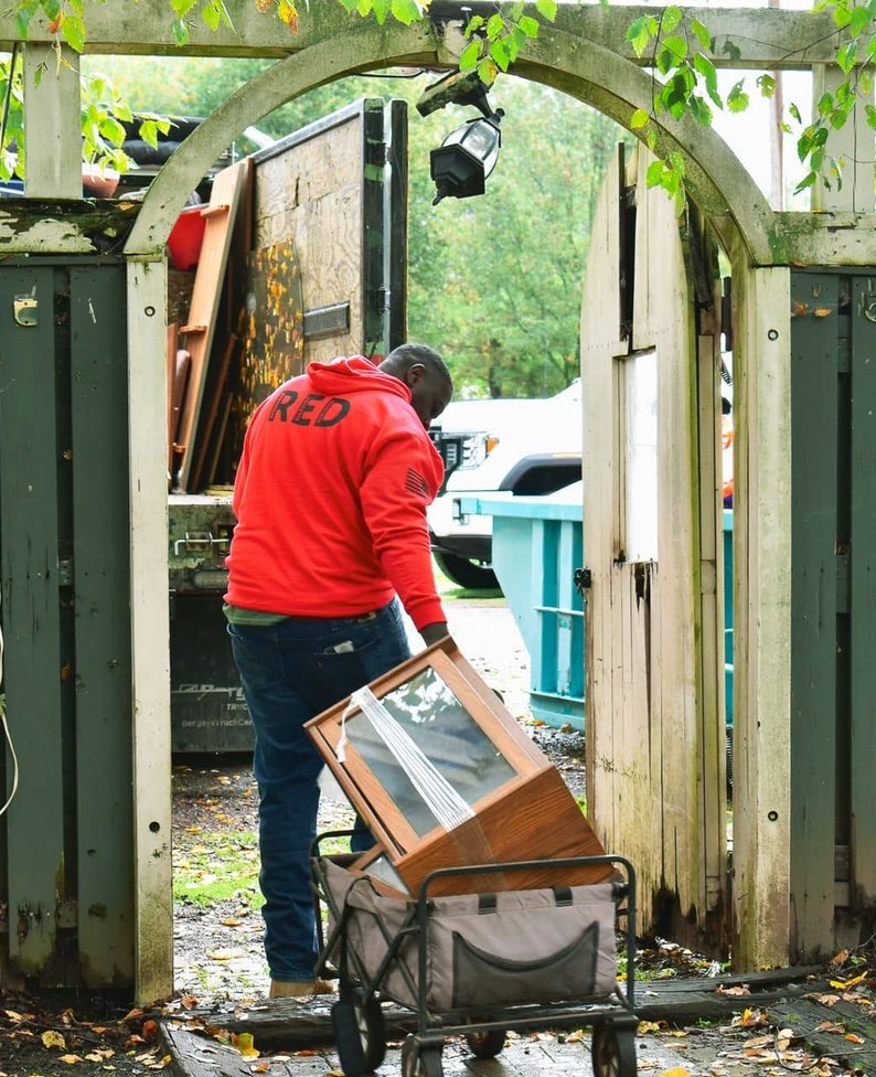 Junk hauling service truck